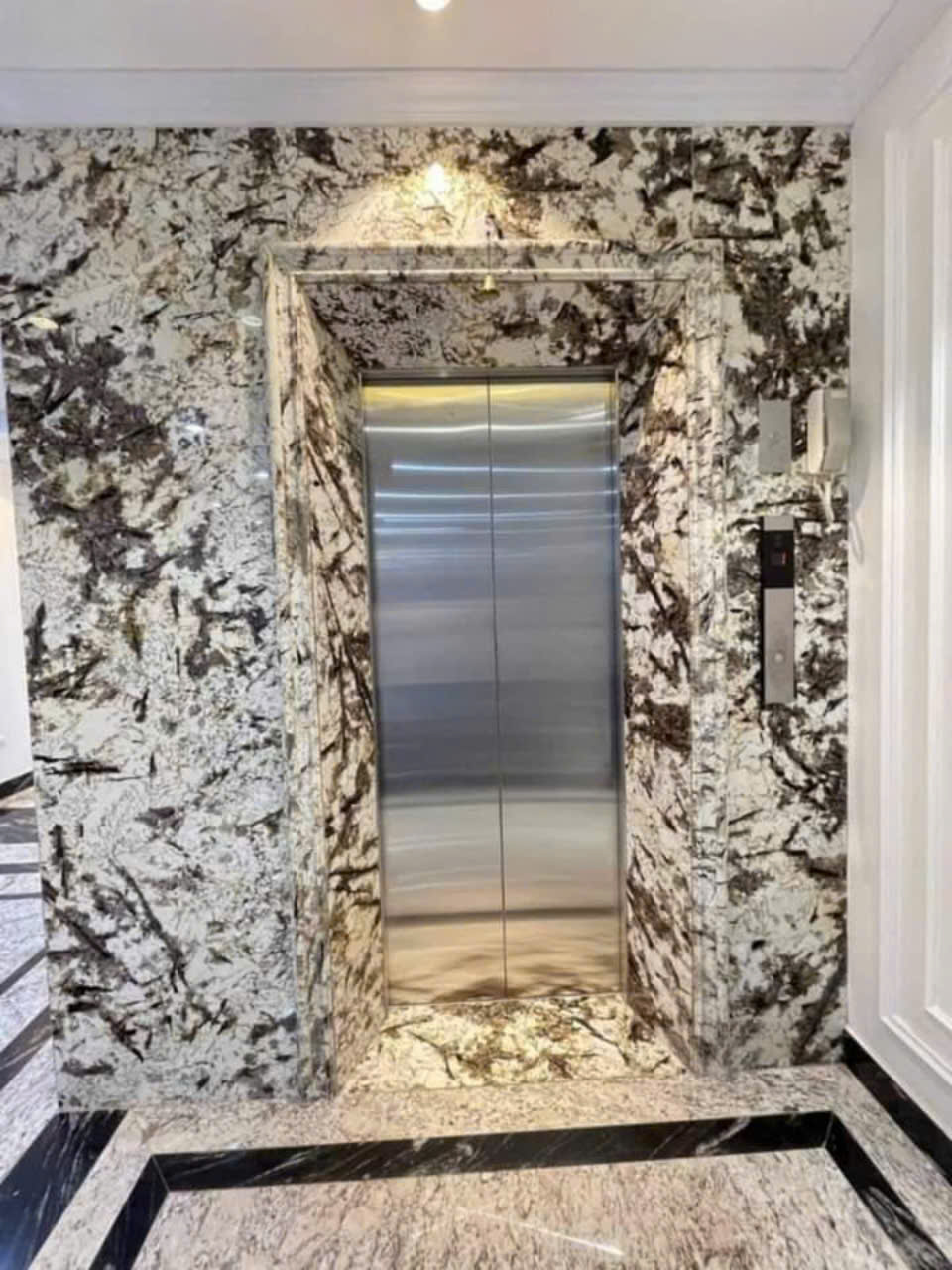 Cho thuê Nhà căn góc, mới, thang máy,vỉa hè, 113m2- 4T, Trần Nhân Tông_46 Tr - Ảnh chính